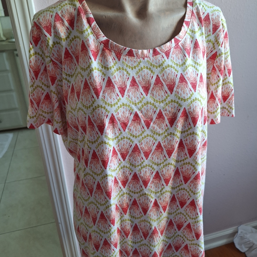 Coral Bay Short Sleeve Scoop Neck Top in Red & Green Pattern